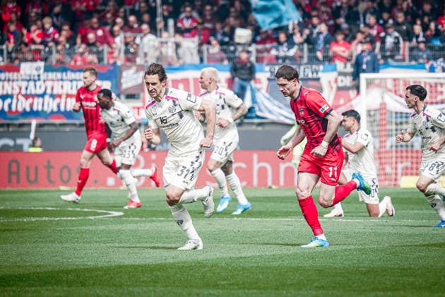Deutschland: Fussball: 1. Bundesliga 2025 2026 , 34. Spieltag - 1. FC Heidenheim vs 1. FSV Mainz 05 - Voith-Arena (Heidenheim an der Brenz) : Dominik Kohr (1. FSV Mainz 05, 31) , Budu Zivzivadze (1. FC Heidenheim, 11) im Laufduell Copyright: xBennetxLongx
