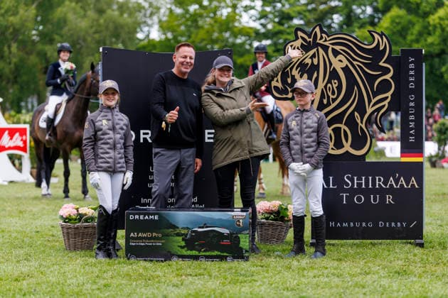 HAMBURG - Al Shira aa 95. Deutsches Spring- und Dressur DERBY 2026, HAMBURG - Al Shira aa 95. Deutsches Spring- und Dressur DERBY 2026 JAECKEL Heidi (GROOM), SEMMLER Joerg (DREAME) Sonderehrung Dream für die Pflegerin Siegerehrung Prize giving ceremony LONGINES Grand Prix of Hamburg Al Shira aa CSI5* Tour CSI5*: Int. jumping competition with jump-off (1,60m) Hamburg, Jenischpark, Derby Park Klein Flottbek 16. May 2026 -