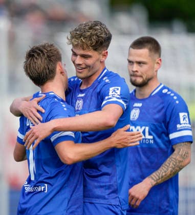 16.05.2026, Hänsch-Arena, Meppen, GER, Regionalliga-Nord, 34. Spieltag: SV Meppen vs FC St. Pauli II, 2:0: Thorben Deters (SV Meppen 14) wird von Jonathan Wensing (SV Meppen 13) umarmt, rechts ist Julian Ulbricht (SV Meppen 10) DFL REGULATIONS PROHIBIT ANY USE OF PHOTOGRAPHS AS IMAGE SEQUENCES AND OR QUASI-VIDEO. Meppen Niedersachsen Deutschland Hänsch-Arena