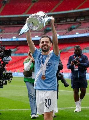 FA Cup Final Chelsea v Manchester City Wembley Stadium 16.05.2026 Bernardo Silva (C) of Manchester City celebrates with the cup at the end FA Cup Final Chelsea v Manchester City Wembley Stadium 16.05.2026 Times Photographer Bradley Ormesher.  Copyright: xBradleyxOrmesherx NINTCHDBPICT001081319960