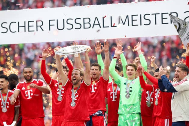 Harry Kane (FC Bayern Muenchen, 09) mit der Meisterschale, die Mannschaft des FC Bayern Muenchen bei der Meisterfeier des FC Bayern Muenchen in der Allianz Arena, GER, FC Bayern Muenchen vs. 1. FC Koeln, Fussball, Bundesliga, 34. Spieltag, Saison 2025 2026, 16.05.2026, DFL DFB REGULATIONS PROHIBIT ANY USE OF PHOTOGRAPHS as IMAGE SEQUENCES and or QUASI-VIDEO, GER, FC Bayern Muenchen vs. 1. FC Koeln, Fussball, Bundesliga, 34. Spieltag, Saison 2025 2026, 16.05.2026 Muenchen Copyright: xEibner-Pressefoto JennixMaulx EP_JML