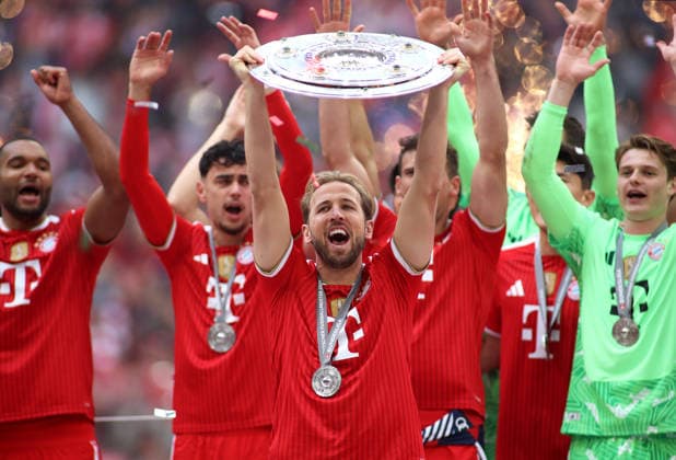 Fussball, Herren, Bundesliga, Saison 2025 2026, FC Bayern München - 1.FC Köln, Allianz Arena Meisterfeier nach dem Spiel hier streckt Harry Kane (FC Bayern München) die Meisterschale in die Höhe DFB, DFL regulations prohibit any use of photographs as image sequences and or quasi-video *** Football, Men, Bundesliga, Season 2025 2026, FC Bayern Munich 1 FC Cologne, Allianz Arena Championship celebration after the match here Harry Kane FC Bayern Munich raises the championship trophy DFB, DFL regulations prohibit any use of photographs as image sequences and or quasi video
