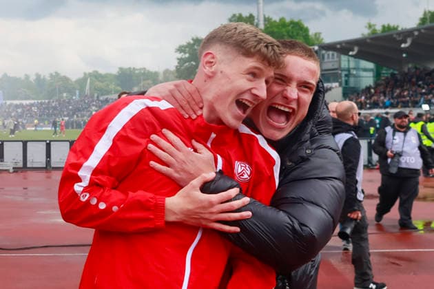 Fußball 3. Liga 38. Spieltag SSV Ulm - Rot-Weiss Essen am 16.05.2026 Im Donaustadion in Ulm Die Fans und die Mannschaft von Rot-Weiss Essen feiern den 2:3 auswärtssieg und die Qualifikation der Relegation.