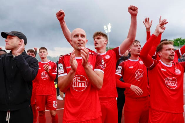 Fußball 3. Liga 38. Spieltag SSV Ulm - Rot-Weiss Essen am 16.05.2026 Im Donaustadion in Ulm Die Fans und die Mannschaft von Rot-Weiss Essen feiern den 2:3 auswärtssieg und die Qualifikation der Relegation.