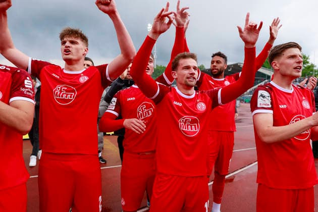 Fußball 3. Liga 38. Spieltag SSV Ulm - Rot-Weiss Essen am 16.05.2026 Im Donaustadion in Ulm Die Fans und die Mannschaft von Rot-Weiss Essen feiern den 2:3 auswärtssieg und die Qualifikation der Relegation.