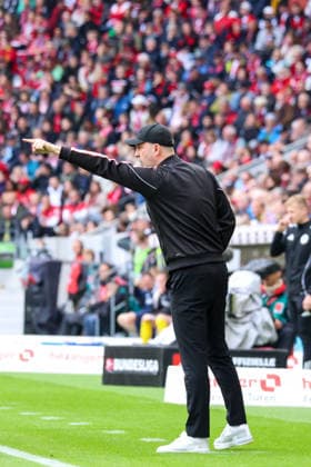 Freiburg, Deutschland 16. Mai 2026: 1. BL - 2025 2026 - Sp. 34 - SC Freiburg gegen RB Leipzig Im Bild: Trainer Ole Werner (RB) gestikuliert auf dem Spielfeld. DFL regulations prohibit any use of photographs as image sequences and or quasi-video. Europa Park Stadion Baden Württemberg Copyright: xFotostandx xHettichx