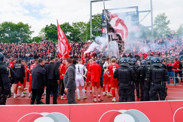 Fußball 3. Liga 38. Spieltag SSV Ulm - Rot-Weiss Essen am 16.05.2026 Im Donaustadion in Ulm Die Fans und die Mannschaft von Rot-Weiss Essen feiern den 2:3 auswärtssieg und die Qualifikation der Relegation.