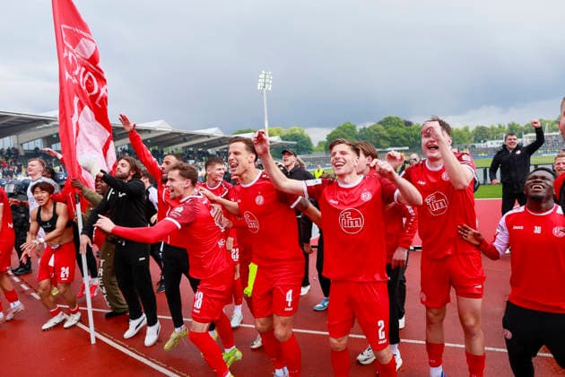 Fußball 3. Liga 38. Spieltag SSV Ulm - Rot-Weiss Essen am 16.05.2026 Im Donaustadion in Ulm Die Fans und die Mannschaft von Rot-Weiss Essen feiern den 2:3 auswärtssieg und die Qualifikation der Relegation.