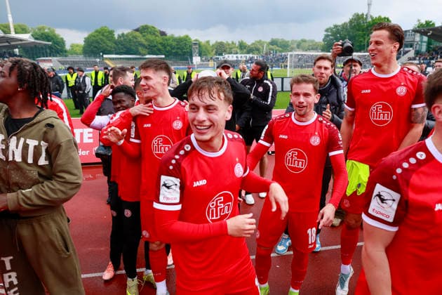 Fußball 3. Liga 38. Spieltag SSV Ulm - Rot-Weiss Essen am 16.05.2026 Im Donaustadion in Ulm Die Fans und die Mannschaft von Rot-Weiss Essen feiern den 2:3 auswärtssieg und die Qualifikation der Relegation.