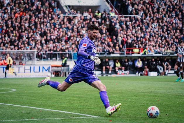 1. Bundesliga: FC St. Pauli vs. VfL Wolfsburg, 16.05.2026 Nikola Vasilj (FC St. Pauli, 22) schießt den Ball weg; Fußball, 1. Bundesliga, 34. Spieltag: FC St. Pauli vs. VfL Wolfsburg am 16.05.2026 im Millerntor-Stadion, Hamburg DFL REGULATIONS PROHIBIT ANY USE OF PHOTOGRAPHS AS IMAGE SEQUENCES AND OR QUASI-VIDEO. *** 1 Bundesliga FC St Pauli vs VfL Wolfsburg, 16 05 2026 Nikola Vasilj FC St Pauli, 22 kicks the ball away Football, 1 Bundesliga, Matchday 34 FC St Pauli vs VfL Wolfsburg on 16 05 2026 at Millerntor Stadion, Hamburg DFL REGULATIONS PROHIBIT ANY USE OF PHOTOGRAPHS AS IMAGE SEQUENCES AND OR QUASI VIDEO Copyright: xBEAUTIFULxSPORTS Tonhäuserx