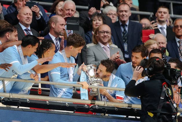 FA Cup Final Chelsea v Manchester City Wembley Stadium 16.05.2026 Bernardo Silva (C) of Manchester City celebrates with the cup at the end FA Cup Final Chelsea v Manchester City Wembley Stadium 16.05.2026 Times Photographer Bradley Ormesher.  Copyright: xBradleyxOrmesherx NINTCHDBPICT001081324488