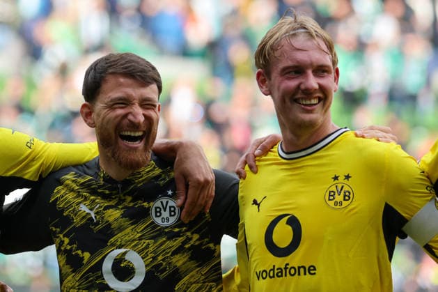 Bremen, Deutschland: 16. Mai 2026 - 34. Spieltag - 1. Bundesliga - Werder Bremen vs. Borussia Dortmund Im Bild: v.li. Salih Özcan Oezcan (BVB) und Julian Brandt (BVB), die beide nach der Saison den Club verlassen, beim Abschlussjubel nach dem Auswärtssieg zum 0:2 in Bremen DFL regulations prohibit any use of photographs as image sequences and or quasi-video. Copyright: HMBxMedia MadeleinexFantini