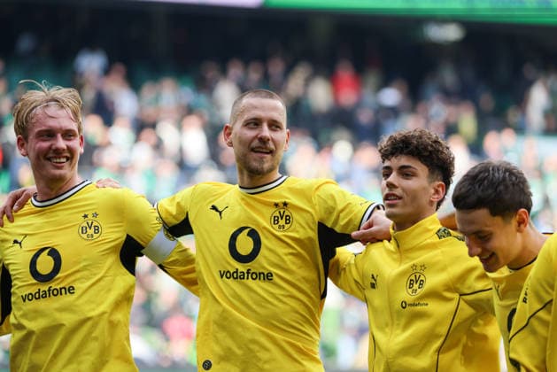 Bremen, Deutschland: 16. Mai 2026 - 34. Spieltag - 1. Bundesliga - Werder Bremen vs. Borussia Dortmund Im Bild: v.li. Julian Brandt (BVB), Waldemar Anton (BVB), Samuele Inacio (BVB) und Luca Reggiani (BVB) beim Abschlussjubel nach dem Auswärtssieg zum 0:2 in Bremen DFL regulations prohibit any use of photographs as image sequences and or quasi-video. Copyright: HMBxMedia MadeleinexFantini