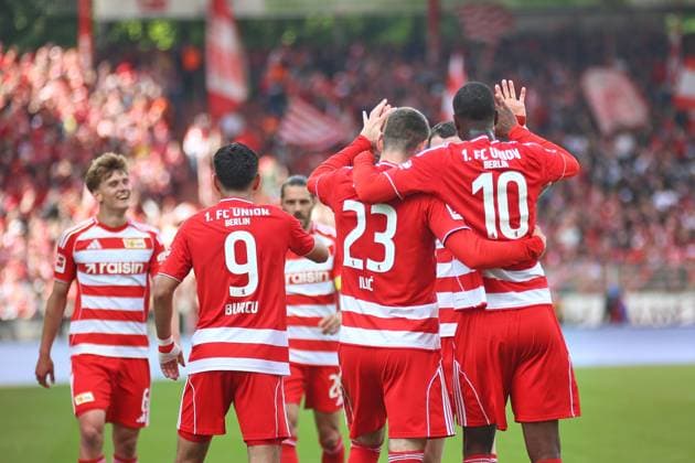 Berlin, Deutschland, 16.05.2026: Stadion Alte Försterei: 34. Spieltag, Saison 2025 26, 1. Fußball-Bundesliga: Union Berlin - FC Augsburg: Die Mannschaft kommt nach dem 2:0 durch Andrej Ilic (23, Union Berlin) zusammen Copyright: xdtsxNachrichtenagenturx dts_118859