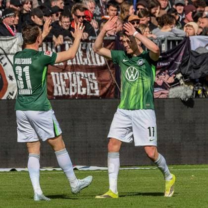 Torjubel nach dem 1:3 Torschütze 17 Dzenan Pejcinovic 31 Yannick Gerhardt ( Wolfsburg ) Deutschland , Hamburg , Millerntorstadion , Fussball , 1. Bundesliga , FC St Pauli - VFL Wolfsburg *** Goal celebration after the 1 3 Goalscorer 17 Dzenan Pejcinovic 31 Yannick Gerhardt Wolfsburg Germany , Hamburg , Millerntorstadion , Football , 1 Bundesliga , FC St Pauli VFL Wolfsburg