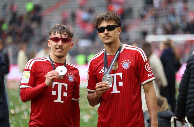 Fussball, Herren, Bundesliga, Saison 2025 2026, FC Bayern München - 1.FC Köln, Allianz Arena Meisterfeier nach dem Spiel hier Lennart Karl (FC Bayern München) (li.) mit Tom Bischof (FC Bayern München) (re.) mit Meistermedaille und Sonnenbrille, Pose DFB, DFL regulations prohibit any use of photographs as image sequences and or quasi-video