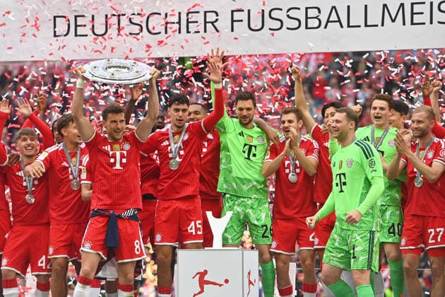 Teamfoto,Team,Mannschaft,Mannschaftsfoto Leon GORETZKA (Bayern Muenchen) mit Schale, Siegerehrung, Fussball 1. Bundesliga Saison 2025 2026, 34.Spieltag, Spieltag34 FC Bayern Muenchen - 1.FC Koeln am 16.05.2026 , A L L I A N Z A R E N A.