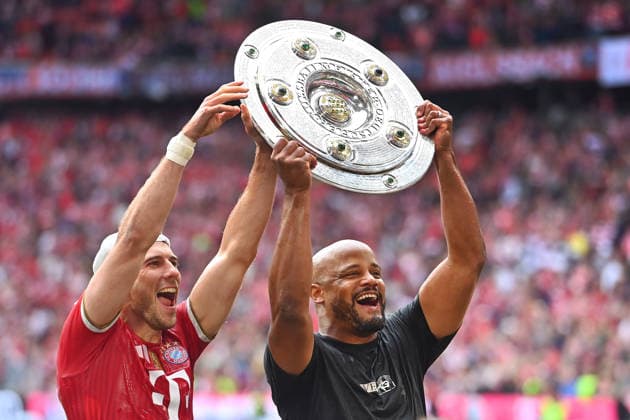 Trainer Vincent KOMPANY (Bayern Muenchen) und Leon GORETZKA (Bayern Muenchen) mit der Meisterschale,Schale,Pokal,Cup,Trophaee. Fussball 1. Bundesliga Saison 2025 2026, 34.Spieltag, Spieltag34 FC Bayern Muenchen - 1.FC Koeln am 16.05.2026 , A L L I A N Z A R E N A.