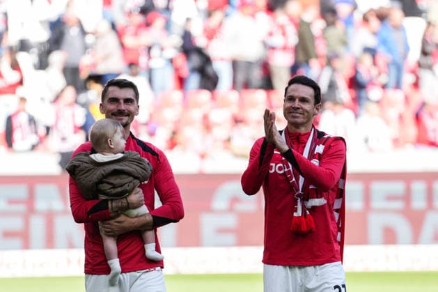 1. Bundesliga: SC Freiburg vs RB Leipzig, 16.05.2026 Maximilian Philipp (SC Freiburg, 26) und Nicolas Höfler (SC Freiburg, 27) die nach dem Spiel sich bei den Fans bedanken 1. Bundesliga: SC Freiburg vs RB Leipzig, Europa-Park-Stadion, 16.05.2026 DFB DFL REGULATIONS PROHIBIT ANY USE OF PHOTOGRAPHS AS IMAGE SEQUENCES AND OR QUASI-VIDEO. Copyright: xBEAUTIFULxSPORTS Boscox