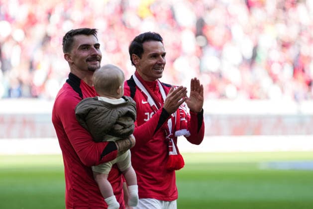 1. Bundesliga: SC Freiburg vs RB Leipzig, 16.05.2026 Maximilian Philipp (SC Freiburg, 26) und Nicolas Höfler (SC Freiburg, 27) die nach dem Spiel sich bei den Fans bedanken 1. Bundesliga: SC Freiburg vs RB Leipzig, Europa-Park-Stadion, 16.05.2026 DFB DFL REGULATIONS PROHIBIT ANY USE OF PHOTOGRAPHS AS IMAGE SEQUENCES AND OR QUASI-VIDEO. Copyright: xBEAUTIFULxSPORTS Boscox