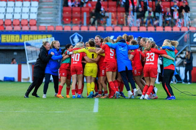 2026-05-16 FC Twente Vrouwen v PSV Vrouwen - Eurojackpot KNVB Beker Vrouwen Finale ROTTERDAM, NETHERLANDS - MAY 16: FC Twente Vrouwen celebrate after winning the KNVB Cup during the Eurojackpot KNVB Beker Vrouwen Finale match between FC Twente Vrouwen and PSV Vrouwen at Het Kasteel on May 16, 2026 in Rotterdam, Netherlands. Rotterdam Het Kasteel Netherlands Content not available for redistribution in The Netherlands directly or indirectly through any third parties. Copyright: xMarcelxvanxPlateringenx