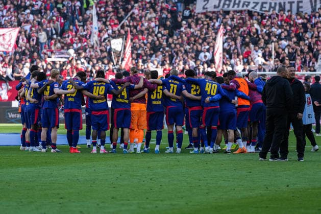 1. Bundesliga: SC Freiburg vs RB Leipzig, 16.05.2026 Die Leipziger im Mannschaftskreis nach dem Spiel 1. Bundesliga: SC Freiburg vs RB Leipzig, Europa-Park-Stadion, 16.05.2026 DFB DFL REGULATIONS PROHIBIT ANY USE OF PHOTOGRAPHS AS IMAGE SEQUENCES AND OR QUASI-VIDEO. Copyright: xBEAUTIFULxSPORTS Boscox