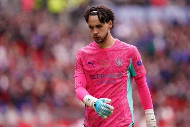Chelsea v Manchester City - Emirates FA Cup Final Manchester City goalkeeper James Trafford during the Emirates FA Cup Final match between Chelsea and Manchester City at Wembley Stadium in London, United Kingdom, on May 16, 2026. United Kingdom  Copyright: xNewsxImagesx originalFilename:cosgrove-emirates260516_npY8z.jpg