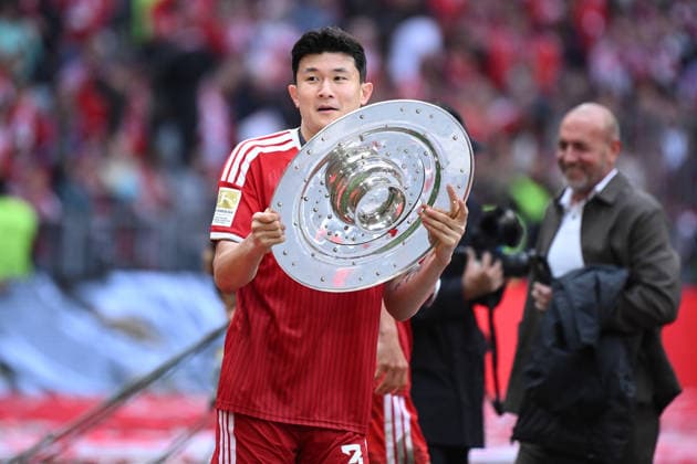 16.05.2026, xemx, Fussball 1.Bundesliga, FC Bayern Muenchen - 1.FC Köln v.l. Jubel, Freude über den Gewinn der Meisterschaft Min-jae Kim (FC Bayern Muenchen) mit der Meisterschale (DFL DFB REGULATIONS PROHIBIT ANY USE OF PHOTOGRAPHS as IMAGE SEQUENCES and or QUASI-VIDEO) Muenchen