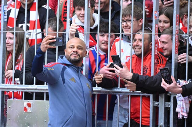 16.05.2026, xemx, Fussball 1.Bundesliga, FC Bayern Muenchen - 1.FC Köln v.l. Jubel, Freude über den Gewinn der Meisterschaft Trainer head coach Vincent Kompany (FC Bayern Muenchen) macht sein Selfie (DFL DFB REGULATIONS PROHIBIT ANY USE OF PHOTOGRAPHS as IMAGE SEQUENCES and or QUASI-VIDEO) Muenchen