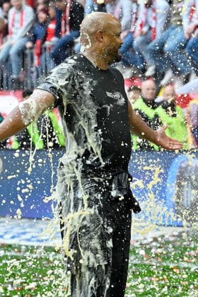 Muenchen, Allianz Arena, 16.05.26, GER, Herren, 1.Bundesliga, Saison 2025-2026, FC Bayern Muenchen - 1.FC Koeln Bild: Bierdusche fuer Trainer Vincent KOMPANY (Muenchen) DFL regulations prohibit any use of photographs as image sequences and or quasi-video. Bayern Deutschland