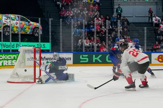 FRIBOURG, SWITZERLAND - MAY 16: goalkeeper Davide Fadani of Italy L) saves on Darnell Nurse of Canada R) during the 2026 IIHF Ice hockey, Eishockey World Championship, WM, Weltmeisterschaft Switzerland game between Italy and Canada at BCF Arena on May 16, 2026 in Fribourg, Fribourg. Fribourg BCF Arena Fribourg Switzerland Copyright: xJustPictures.ch JarixPestelaccix jp-en-EuSpIm-JP6_JAR_Italy_Canada_16May2026_00071