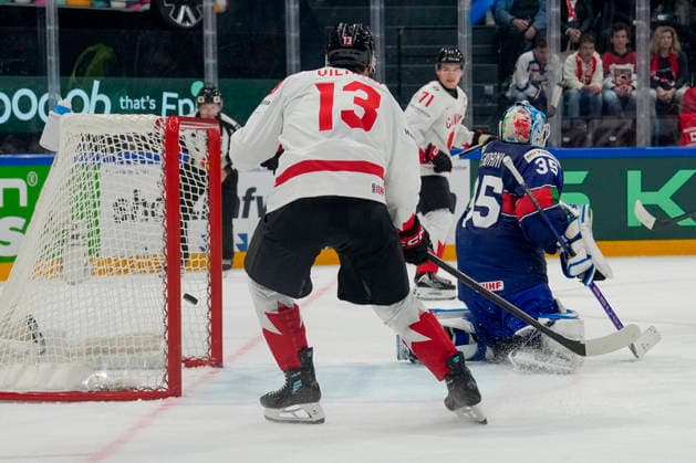 FRIBOURG, SWITZERLAND - MAY 16: goalkeeper Davide Fadani of Italy R) can™t saves during the 2026 IIHF Ice hockey, Eishockey World Championship, WM, Weltmeisterschaft Switzerland game between Italy and Canada at BCF Arena on May 16, 2026 in Fribourg, Fribourg. Fribourg BCF Arena Fribourg Switzerland Copyright: xJustPictures.ch JarixPestelaccix jp-en-EuSpIm-JP6_JAR_Italy_Canada_16May2026_00073