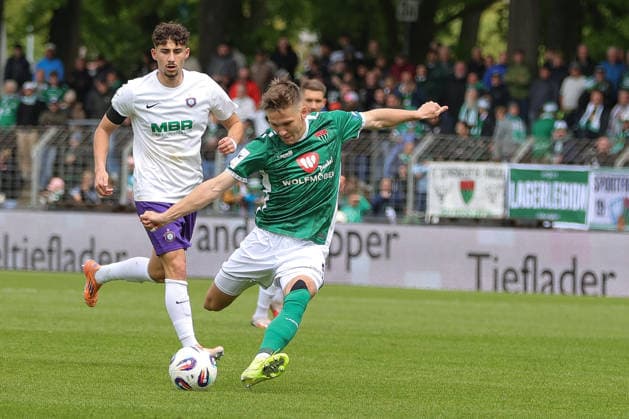 16.05.2026, Fussball, Herren, Dritte Liga, 38. Spieltag 3. Liga Saison 2025 2026: FC Schweinfurt 05 - FC Erzgebirge Aue Sebastian Müller (FC Schweinfurt 05, 37) mit Schuss Schweinfurt Riedel Bau Arena im Sachs-Stadio Bayern Unterfranken Deutschland