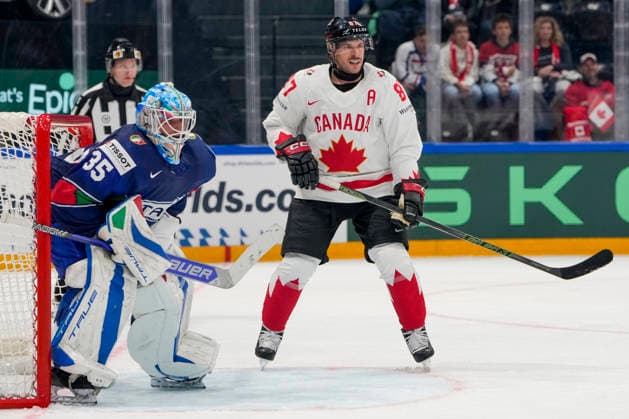 FRIBOURG, SWITZERLAND - MAY 16: goalkeeper Davide Fadani of Italy L) against Sidney Crosby of Canada R) during the 2026 IIHF Ice hockey, Eishockey World Championship, WM, Weltmeisterschaft Switzerland game between Italy and Canada at BCF Arena on May 16, 2026 in Fribourg, Fribourg. Fribourg BCF Arena Fribourg Switzerland Copyright: xJustPictures.ch JarixPestelaccix jp-en-EuSpIm-JP6_JAR_Italy_Canada_16May2026_00110