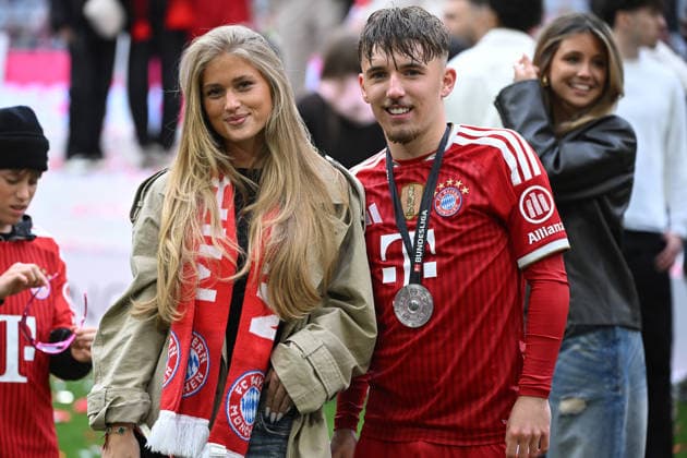 16.05.2026, xemx, Fussball 1.Bundesliga, FC Bayern Muenchen - 1.FC Köln v.l. Jubel, Freude über den Gewinn der Meisterschaft Lennart Karl (FC Bayern Muenchen) mit Freundin Zoe Käppele (DFL DFB REGULATIONS PROHIBIT ANY USE OF PHOTOGRAPHS as IMAGE SEQUENCES and or QUASI-VIDEO) Muenchen
