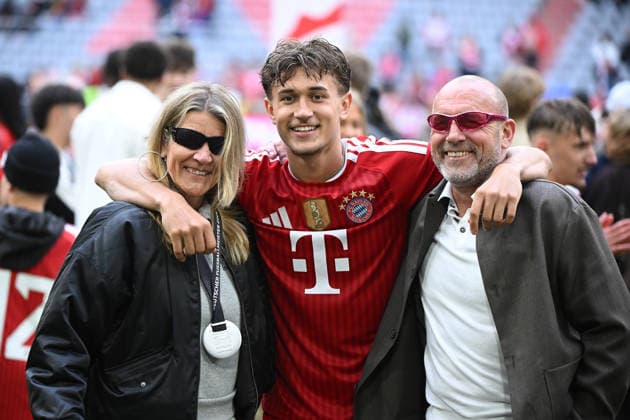 16.05.2026, xemx, Fussball 1.Bundesliga, FC Bayern Muenchen - 1.FC Köln v.l. Jubel, Freude über den Gewinn der Meisterschaft Tom Bischof (FC Bayern Muenchen) mit seinen Eltern Sabine und Thomas Bischof (DFL DFB REGULATIONS PROHIBIT ANY USE OF PHOTOGRAPHS as IMAGE SEQUENCES and or QUASI-VIDEO) Muenchen