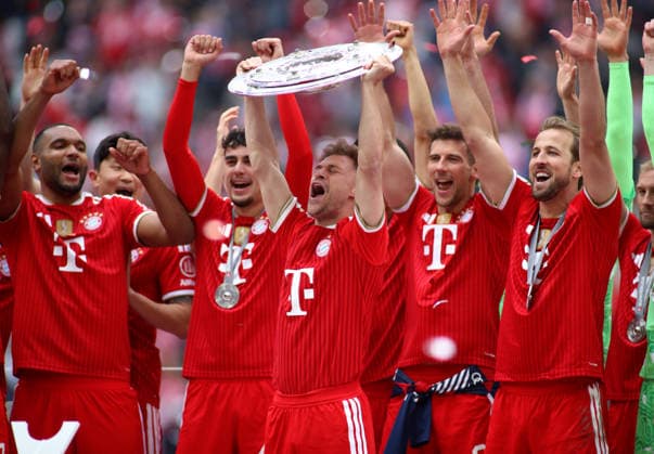 Fussball, Herren, Bundesliga, Saison 2025 2026, FC Bayern München - 1.FC Köln, Allianz Arena Meisterfeier nach dem Spiel hier reckt Joshua Kimmich (FC Bayern München) die Meisterschale in die Höhe DFB, DFL regulations prohibit any use of photographs as image sequences and or quasi-video