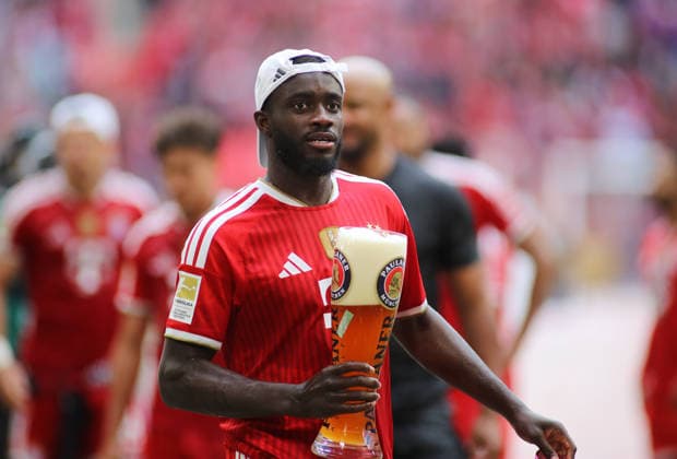 Fussball, Herren, Bundesliga, Saison 2025 2026, FC Bayern München - 1.FC Köln, Allianz Arena Meisterfeier nach dem Spiel hier Dayot Upamecano (FC Bayern München) mit einem Weissbierglas in der Hand DFB, DFL regulations prohibit any use of photographs as image sequences and or quasi-video