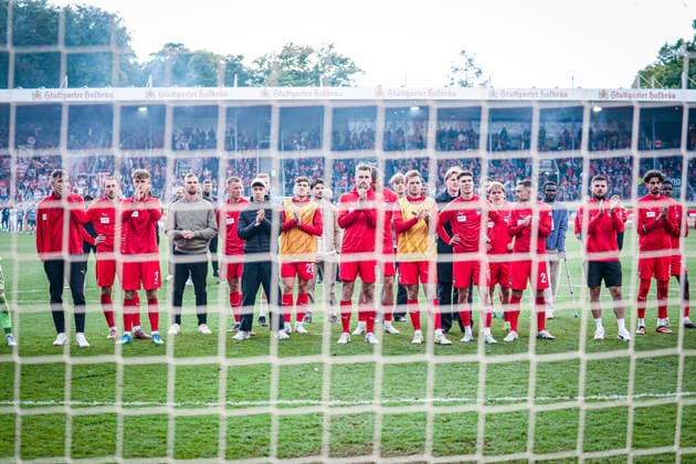 Deutschland: Fussball: 1. Bundesliga 2025 2026 , 34. Spieltag - 1. FC Heidenheim vs 1. FSV Mainz 05 - Voith-Arena (Heidenheim an der Brenz) : Mimik, Gestik, Geste, Emotionen, nach dem Spiel, Mannschaft, Spieler Copyright: xBennetxLongx
