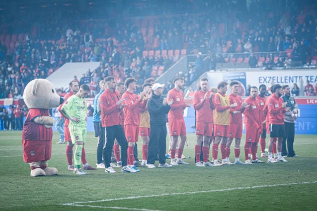 Deutschland: Fussball: 1. Bundesliga 2025 2026 , 34. Spieltag - 1. FC Heidenheim vs 1. FSV Mainz 05 - Voith-Arena (Heidenheim an der Brenz) : Mimik, Gestik, Geste, Emotionen, nach dem Spiel, Mannschaft, Spieler Copyright: xBennetxLongx