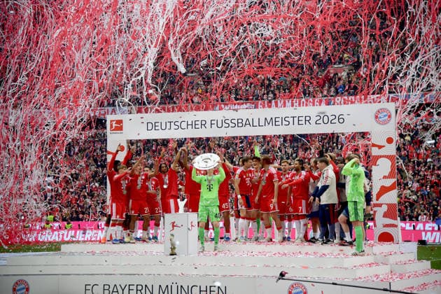 16.05.2026, xemx, Fussball 1.Bundesliga, FC Bayern Muenchen - 1.FC Köln v.l. Jubel, Freude über den Gewinn der Meisterschaft Jonas Urbig (FC Bayern Muenchen) (DFL DFB REGULATIONS PROHIBIT ANY USE OF PHOTOGRAPHS as IMAGE SEQUENCES and or QUASI-VIDEO) Muenchen