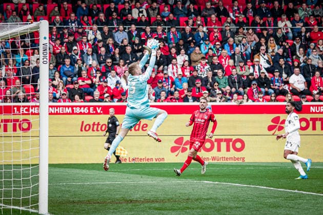 Deutschland: Fussball: 1. Bundesliga 2025 2026 , 34. Spieltag - 1. FC Heidenheim vs 1. FSV Mainz 05 - Voith-Arena (Heidenheim an der Brenz) : Daniel Batz (1. FSV Mainz 05, 33) am Ball, Parade Copyright: xBennetxLongx