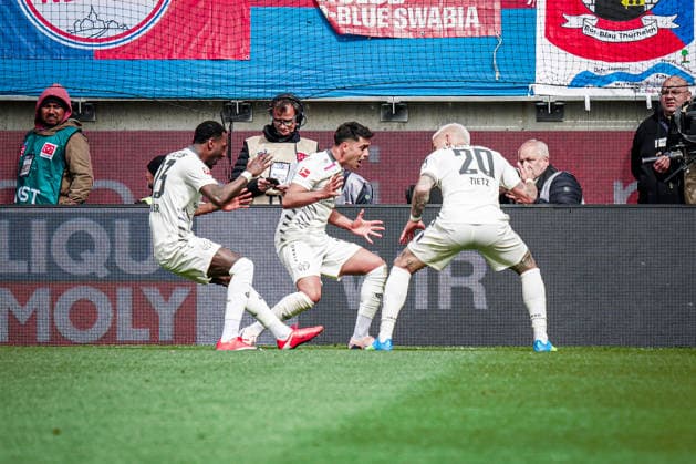 Deutschland: Fussball: 1. Bundesliga 2025 2026 , 34. Spieltag - 1. FC Heidenheim vs 1. FSV Mainz 05 - Voith-Arena (Heidenheim an der Brenz) : Nadiem Amiri (1. FSV Mainz 05, 10), Phillip Tietz (1. FSV Mainz 05, 20), Sheraldo Becker (1. FSV Mainz 05, 23), Torjubel, Jubel, Emotionen, Mimik, Gestik, Geste, Tor Copyright: xBennetxLongx