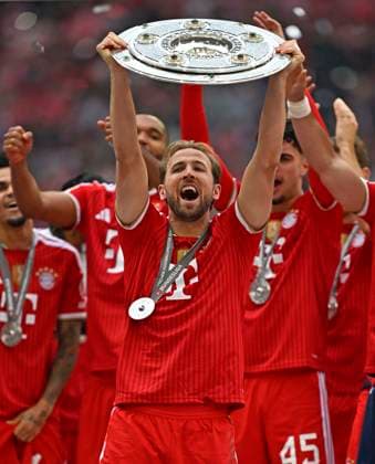 16.05.2026, Fussball Bundesliga 2025 2026, 34.Spieltag, FC Bayern München - 1.FC Köln, in der Allianz-Arena München, Harry Kane (FC Bayern München) reckt die Schale in die Höhe.