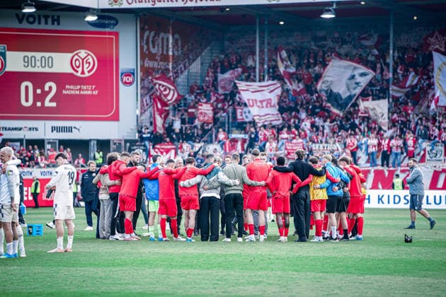 Deutschland: Fussball: 1. Bundesliga 2025 2026 , 34. Spieltag - 1. FC Heidenheim vs 1. FSV Mainz 05 - Voith-Arena (Heidenheim an der Brenz) : Mannschaft, nach dem Spiel Copyright: xBennetxLongx