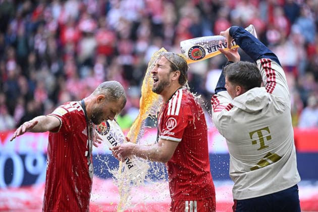 16.05.2026, xemx, Fussball 1.Bundesliga, FC Bayern Muenchen - 1.FC Köln v.l. Bierdusche Konrad Laimer (FC Bayern Muenchen) Harry Kane (FC Bayern Muenchen) (DFL DFB REGULATIONS PROHIBIT ANY USE OF PHOTOGRAPHS as IMAGE SEQUENCES and or QUASI-VIDEO) Muenchen