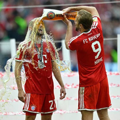 Muenchen, Allianz Arena, 16.05.26, GER, Herren, 1.Bundesliga, Saison 2025-2026, FC Bayern Muenchen - 1.FC Koeln Bild: Bierdusche fuer Konrad LAIMER (Muenchen, links) von Harry KANE (Muenchen) DFL regulations prohibit any use of photographs as image sequences and or quasi-video. Bayern Deutschland