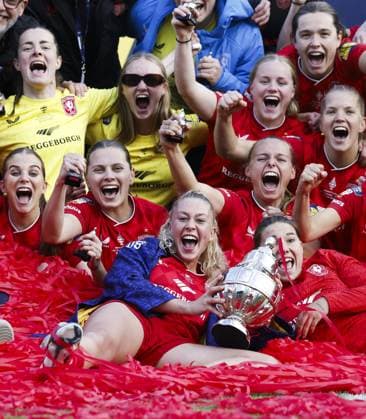ROTTERDAM - FC Twente players with the KNVB Cup after the women s KNVB Cup final match between FC Twente (women) and PSV (women) at Sparta Stadion Het Kasteel on 16 May 2026 in Rotterdam, the Netherlands. BAS CZERWINSKI ANP Women s Eurojackpot KNVB Beker - Final 2025-2026 xVIxANPxSportx xxANPxIVx 558471257 originalFilename: 558471257.jpg