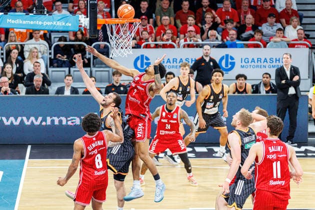 Christopher Ledlum (ratiopharm Ulm, 04), Ibi Watson (BMA365 Bamberg Baskets, 02), Demarcus Demonia (BMA365 Bamberg Baskets, 08), BMA365 Bamberg Baskets vs. ratiopharm Ulm, Basketball, easyCredit BBL, Playoff Viertelfinale, Spiel 1, 16.05.2026 BMA365 Bamberg Baskets vs. ratiopharm Ulm, Basketball, easyCredit BBL, Playoff Viertelfinale, Spiel 1, 16.05.2026 Bamberg Copyright: xEibner-Pressefoto G.xSantemizx EP_EER