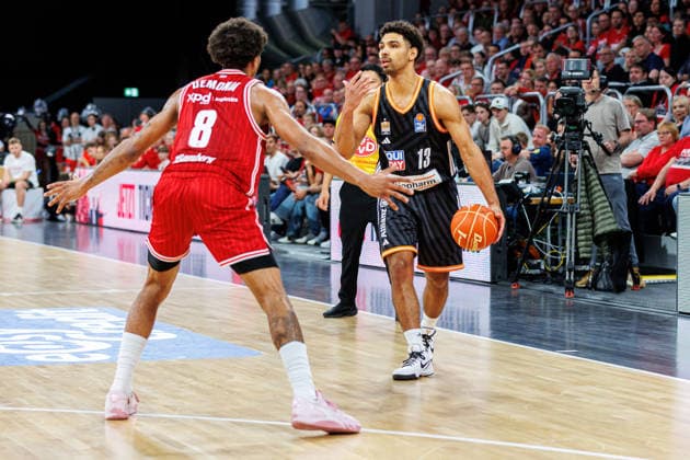 Demarcus Demonia (BMA365 Bamberg Baskets, 08), Mark Smith (ratiopharm Ulm, 13), BMA365 Bamberg Baskets vs. ratiopharm Ulm, Basketball, easyCredit BBL, Playoff Viertelfinale, Spiel 1, 16.05.2026 BMA365 Bamberg Baskets vs. ratiopharm Ulm, Basketball, easyCredit BBL, Playoff Viertelfinale, Spiel 1, 16.05.2026 Bamberg Copyright: xEibner-Pressefoto G.xSantemizx EP_EER